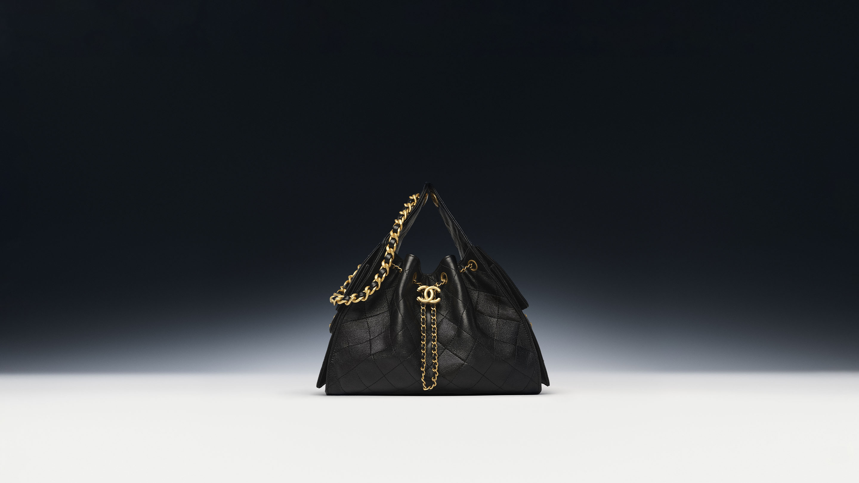 専用　CHANEL Chanel 25 medium handbag, Grained calfskin & gold-tone metal